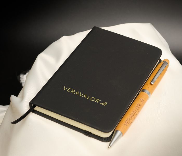 Un carnet VeraValor et son stylo pour écrire des mots doux